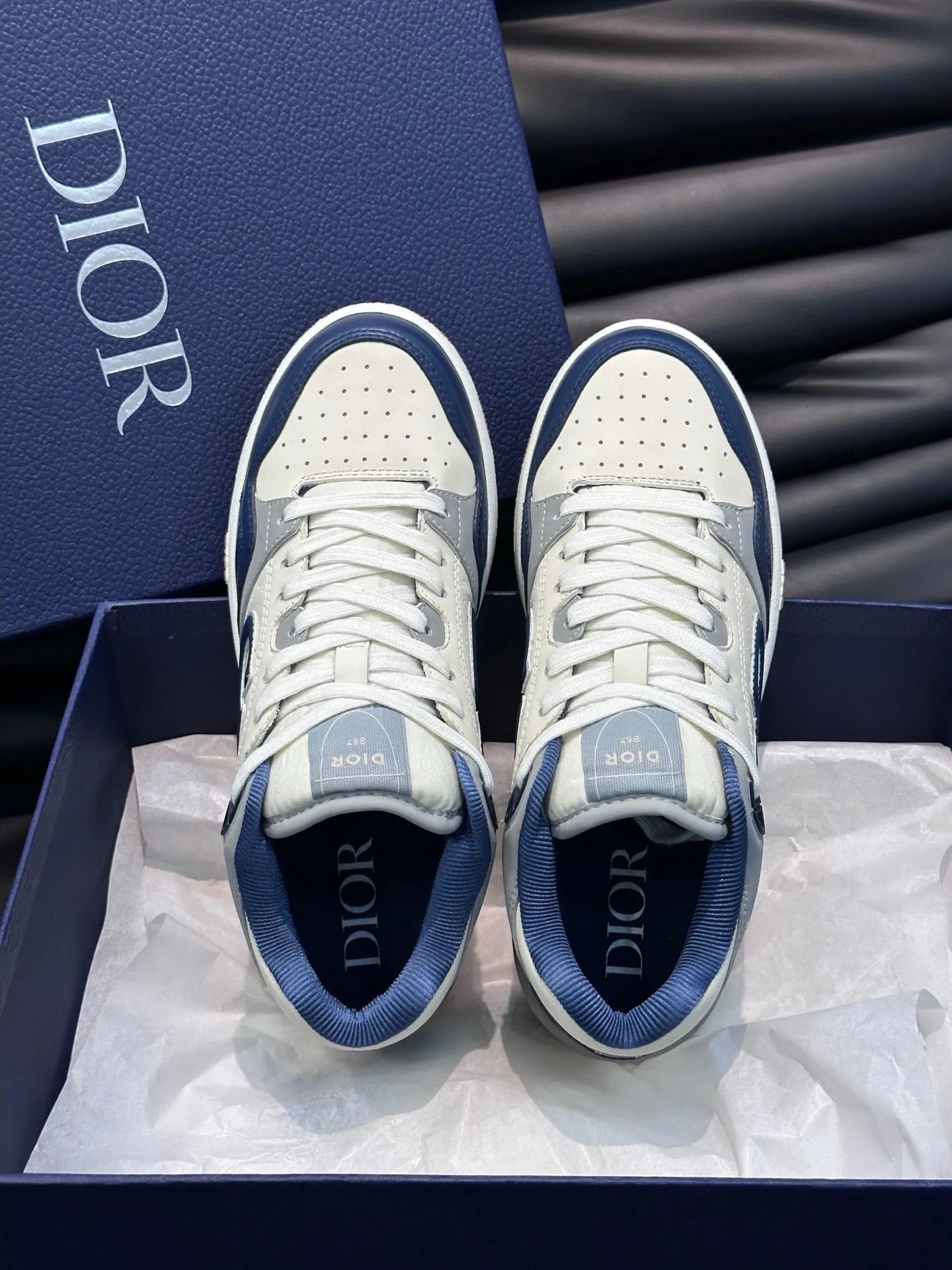 Ex-factory price: 440💰DIOB57 mid-top sneakers are shipped. This B57 mid-top sneaker is a new product in the 2024 spring men's wear series. It reinterprets the basketball shoe design and has become a classic item of Dior. Mid-top lace-up style crafted from color-blocked cow leather with contrasting suede and a CD logo displayed on the side. The tongue is decorated with the Dior B57 logo, and various distinctive details enhance the style. The CD logo eyelet details, upper stitching and rubber panels highlight the dynamic charm of its sports style. With two-color rubber sole, mesh fabric lining and cotton lining for foot padding, the upper foot is comfortable and breathable. Can be paired with a variety of clothing to create a sophisticated look. Code 38-44, (45 can be customized)
